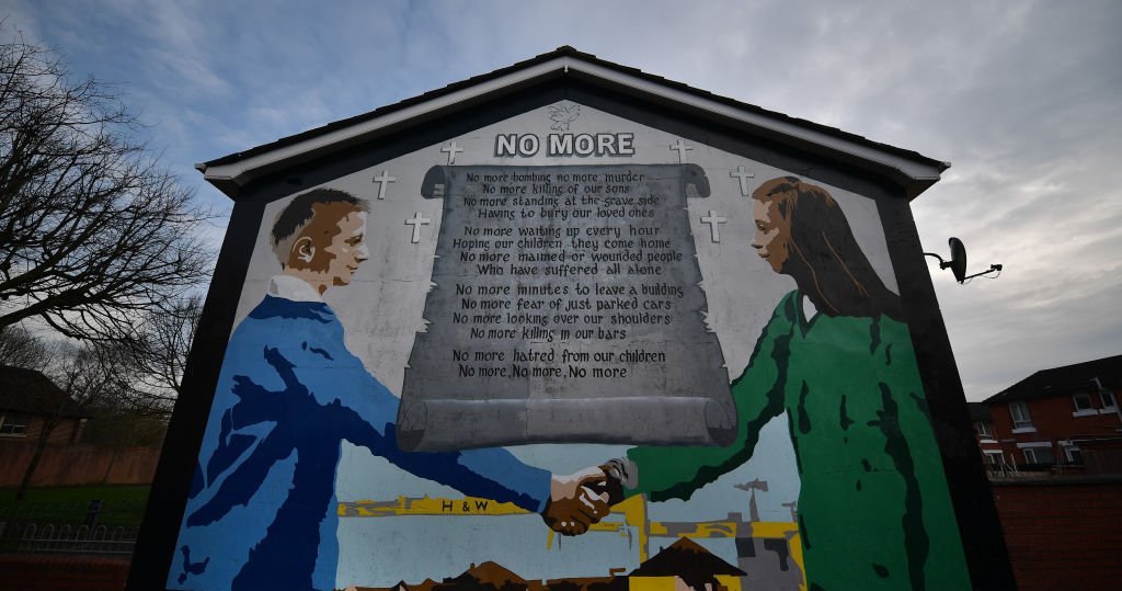 Mural commemoratiu dels 25 anys dels Acords de Divendres Sant a Belfast.