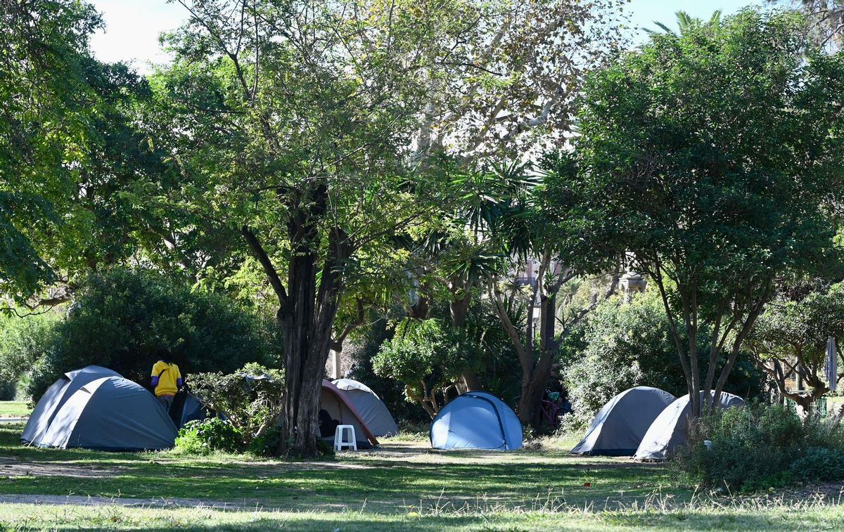 Persones sense llar acampen al parc de la Ciutadella de Barcelona, 2023