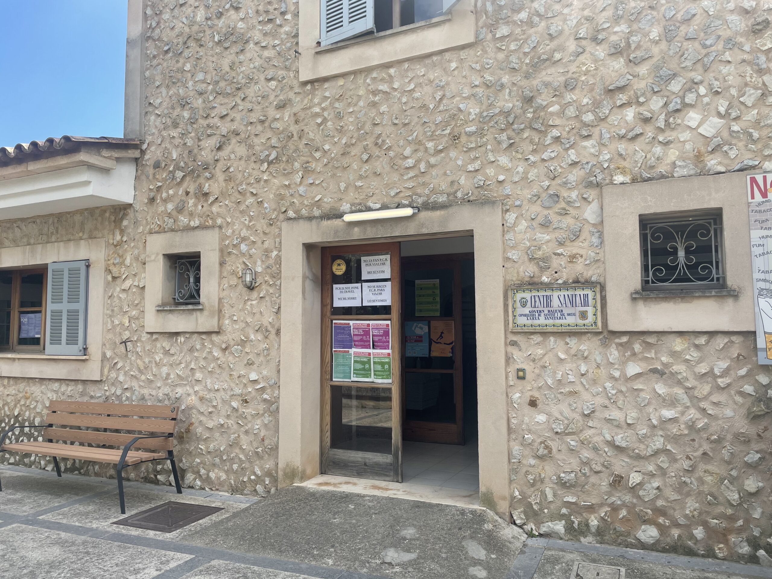 Cas de discriminació lingüística. Façana del PAC de Pollença, Mallorca