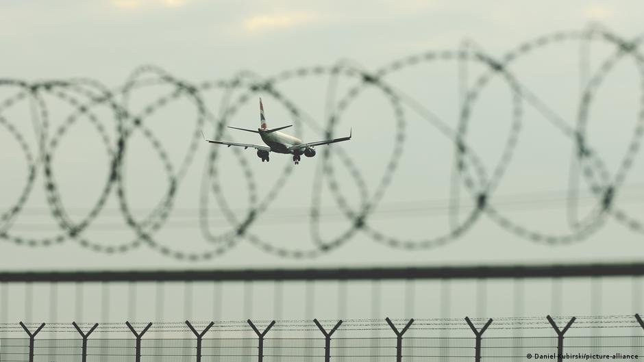 Deportació d'immigrants en avió