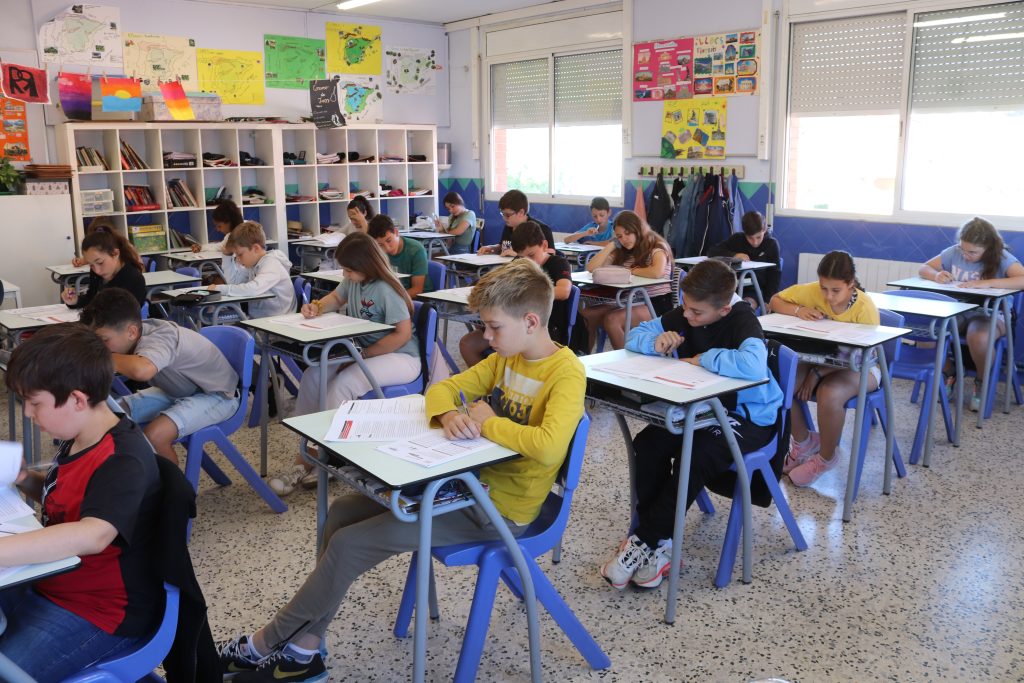 Aula de primària, proves de català